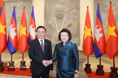 Politburo member and Permanent member of the Communist Party of Vietnam Central Committee’s Secretariat Tran Cam Tu (left) meets with President of the Cambodian National Assembly Samdech Khuon Sudary in Phnom Penh on April 10. (Photo: VNA)