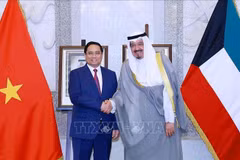 Prime Minister Pham Minh Chinh (L) holds talks with his Kuwaiti counterpart Sheikh Ahmad Al-Abdullah Al-Sabah in Kuwait City on November 17 (Photo: VNA)