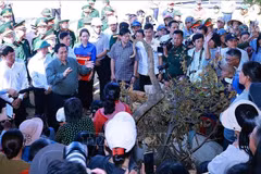PM Pham Minh Chinh visits and offers encouragement to residents in De Gi commune, GIa Lai province, on November 13, 2025 (Photo: VNA)