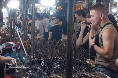 International tourists love shopping for souvenirs at Hanoi's Old Quarter night market (Photo: VNA)
