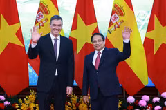 PM Pham Minh Chinh (R) and his Spanish counterpart Pedro Sánchez in Hanoi in April. (Photo: VNA)