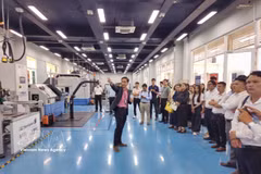 Delegates tour the facilities of the industrial innovation centre at Eastern International University in Binh Duong ward, Ho Chi Minh City (Photo: VNA) 