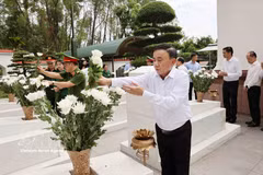 Politburo member and Permanent member of the Party Central Committee’s Secretariat Tran Cam Tu lays flowers at the graves of the 10 female youth volunteer martyrs at the national special historical relic site of Dong Loc T-junction. (Photo: VNA)