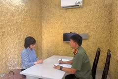 Nguyen Thuy Hang, Director of the Writers Association Publishing House, is questioned at the security agency for investigation under the Hanoi Department of Public Security. (Photo published by VNA)