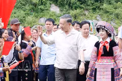 Party General Secretary and State President To Lam (centre) attends the All People’s Day for National Security Protection in Long Luong village of Van Ho commune, Son La province, on July 15, 2026. (Photo: VNA)