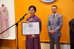 Ngo Phuong Ly, spouse of General Secretary of the Communist Party of Vietnam Central Committee To Lam, is awarded the Russian Academy of Arts’ Gold Medal “For Merit” for her contributions to art and international cultural relations. (Photo: VNA)