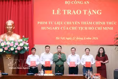 Deputy Minister of Public Security Le Quoc Hung (third, left) presents rare archival footage documenting President Ho Chi Minh’s visit to Hungary to the Party Central Committee Office, Vietnam Television (VTV), Voice of Vietnam (VOV), Vietnam News Agency (VNA), and the Ho Chi Minh Museum. (Photo: VNA)