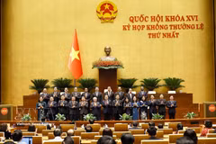 NA President Tran Thanh Man (seventh from left, first row), representatives of the Vietnam Friendship Parliamentarians Organisation of the 16th-tenure NA and international delegates pose for a group photo. (Photo: VNA)
