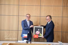 Deputy State Auditor General of the State Audit Office of Vietnam Bui Quoc Dung (L) presents a souvenir to President of the Supreme Audit Office of the Czech Republic Miloslav Kala at the meeting in Prague on August 20. (Photo: VNA)