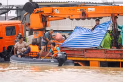 Rescue workers evacuate residents from flooded areas following heavy rains in Hat Yai, Songkhla province of Thailand. (Photo: Xinhua/VNA)