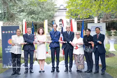 Vietnamese Ambassador Duong Hoai Nam (second, left) and ASEAN ambassadors pose for a group photo in Prague, the Czech Republic. (Photo: VNA)