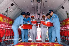 The biological samples collected from martyrs’ remains are carefully arranged in a CASA C-295 military transport aircraft of the Air Defence-Air Force Service for transportation to Hanoi for DNA testing and identification. (Photo: VNA) 