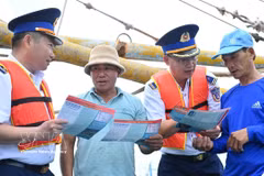 Authorities disseminate anti-IUU fishing regulations to fishermen in Long Hai commune, Ho Chi Minh City. (Photo: VNA)