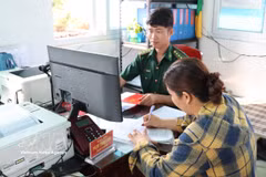A vessel owner completes declaration procedures at the Vam Lang Border Guard Station before heading out to sea. (Photo: VNA)