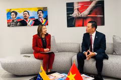Venezuelan Minister of Tourism Daniella Cabello (left) and Vietnamese Ambassador Vu Trung My at their meeting on April 29, 2026. (Photo: VNA)