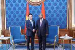 State President Luong Cuong (left) meets with Angolan President João Manuel Gonçalves Lourenço during his state visit to Angola in August 2025. (Photo: VNA)