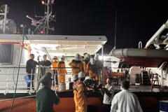 The sick foreign crew member is brought ashore for treatment. (Photo published by VNA)