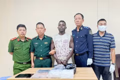 A Nigerian national (centre) is arrested for suspected connection with a major drug trafficking case from Laos into Vietnam. (Photo published by VNA)