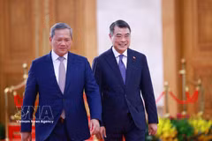 Prime Minister Le Minh Hung (right) welcomes Cambodian Prime Minister Hun Manet in Hanoi on June 8, 2026, during the latter’s official visit to Vietnam and attendance at the third ASEAN Future Forum. (Photo: VNA)