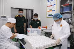 Martyr remains samples from the northern province of Cao Bang are handed over to the Military Institute of Forensic Medicine for DNA analysis. (Photo: VNA)