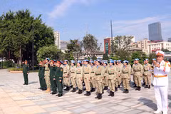 Officers and members of Level-2 Field Hospital Rotation 7, who recently returned home after completing their duties at the United Nations peacekeeping mission in South Sudan, pay tribute to President Ho Chi Minh and report on their achievements at the Ho Chi Minh Museum – Ho Chi Minh City Branch on October 7, 2026. (Photo: VNA)