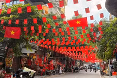 A street in Hanoi is brightly decorated with flags, flowers, banners and posters to celebrate the 80th National Day (September 2). (Photo: VNA)
