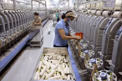 Workers at a yarn production line. (Photo: VNA/VNS)