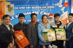 Nguyen Van Cuong (third from left) at a ceremony to present free housing to children of Truong Sa soldiers (Photo courtesy of Nguyen Van Cuong)