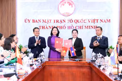 Ho Chi Minh City and Lao localities sign Memoranda of Understanding on cooperation in front work (Photo: VNA)