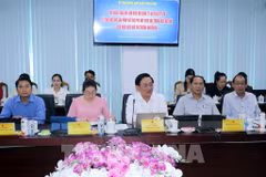 Tran Quoc Tuan, Director of the Department of Industry and Trade of Vinh Long province (C) speaks at the working session. (Photo: VNA)