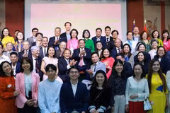 Prime Minister Pham Minh Chinh and his spouse meet with staff of the Vietnamese Embassy and members of the Vietnamese community in France on the evening of June 10 (Photo: VNA)