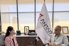 Irfan Junaidi, Director of News at the Indonesian national news agency ANTARA (right) speaks to a VNA correspondent in Jakarta. (Photo: VNA)