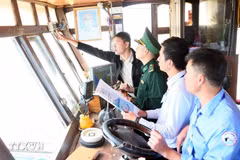 Checking voyage monitoring system on a fishing boat (Photo: VNA)
