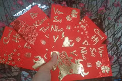 Lucky money giveaway is a long-standing practice that represents “mung tuoi” or “li xi" (Photo: VNA)