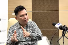 Collins Chong Yew Keat, a foreign affairs, security and strategy analyst at the University of Malaya, in an interview granted to the Vietnam News Agency (VNA)'s correspondents in Malaysia. (Photo: VNA) 