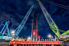 The Hanoi Metropolitan Railway Management Board (MRB) and the EPC contractor consortium successfully lower the first steel cage for the diaphragm wall system at S3 Station on July 24. (Photo: VNA)