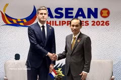 Minister of Foreign Affairs Le Hoai Trung (R) and his Dutch counterpart Tom Berendsen (Photo: VNA)