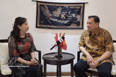 Dr. Arisman (right), Executive Director of the Centre for Southeast Asian Studies (CSEAS) in Indonesia, grants an interview to the Vietnam News Agency. (Photo: VNA)