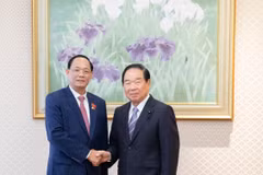 NA Vice Chairman Tran Quang Phuong (L) and Speaker of the House of Representatives of Japan Nukaga Fukushiro (Photo: VNA)