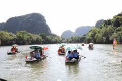 On the sidelines of the Asia-Pacific Dialogue on Heritage and Authenticity, a delegation from the United Nations Educational, Scientific and Cultural Organization (UNESCO) conducted a field visit to the Trang An Landscape Complex in Ninh Binh province on October 1, 2026. (Photo: VNA)