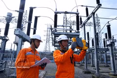 Can Giuoc Power Company (PC Tay Ninh) workers inspect the electrical system at the Can Giuoc 110kV substation. (Photo: VNA)
