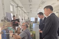 Ambassador Duong Hoai Nam and the delegation visit the Moser Crystal factory (commonly known as Moser), one of the most famous high-end crystal brands in the Czech Republic. (Photo: VNA)