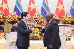 State President Luong Cuong (left) hosts a banquet for his South African counterpart Matamela Cyril Ramaphosa in Hanoi on October 23, 2025 (Photo: VNA)