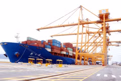 The vessel carrying the 2 millionth TEU arrives at Hai Phong Port. (Photo:VNA)
