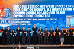 ASEAN environment ministers and Ambassador André Aranha Corrêa do Lago, President-designate of the 30th United Nations Climate Change Conference (COP30), pose for a photo (Photo: VNA)