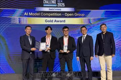 Engineer Luong Duc Long of Viettel Group (second, right) and Nguyen Hoang Vu, AI engineer and CEO of AIZ startup company (third, right) receive gold award at The Global AI Challenge for Building E&M Facilities 2025. (Photo: VNA)