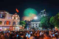 People in the capital enjoy a spectacular fireworks display over Hoan Kiem Lake to celebrate the 80th National Day on September 2. (Photo: VNA)