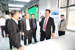 A delegation from Hung Yen province visits Xi’an GSR Energy Storage Technology company (Photo: Hung Yen Newspaper)