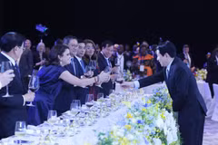 State President Luong Cuong (right) welcomes heads of delegations attending the signing ceremony of the Hanoi Convention at the banquet in Hanoi on October 25. (Photo: VNA)