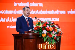 PM Le Minh Hung speaks at the working session with Unitel in Vientiane on October 9, 2026. (Photo: VNA)